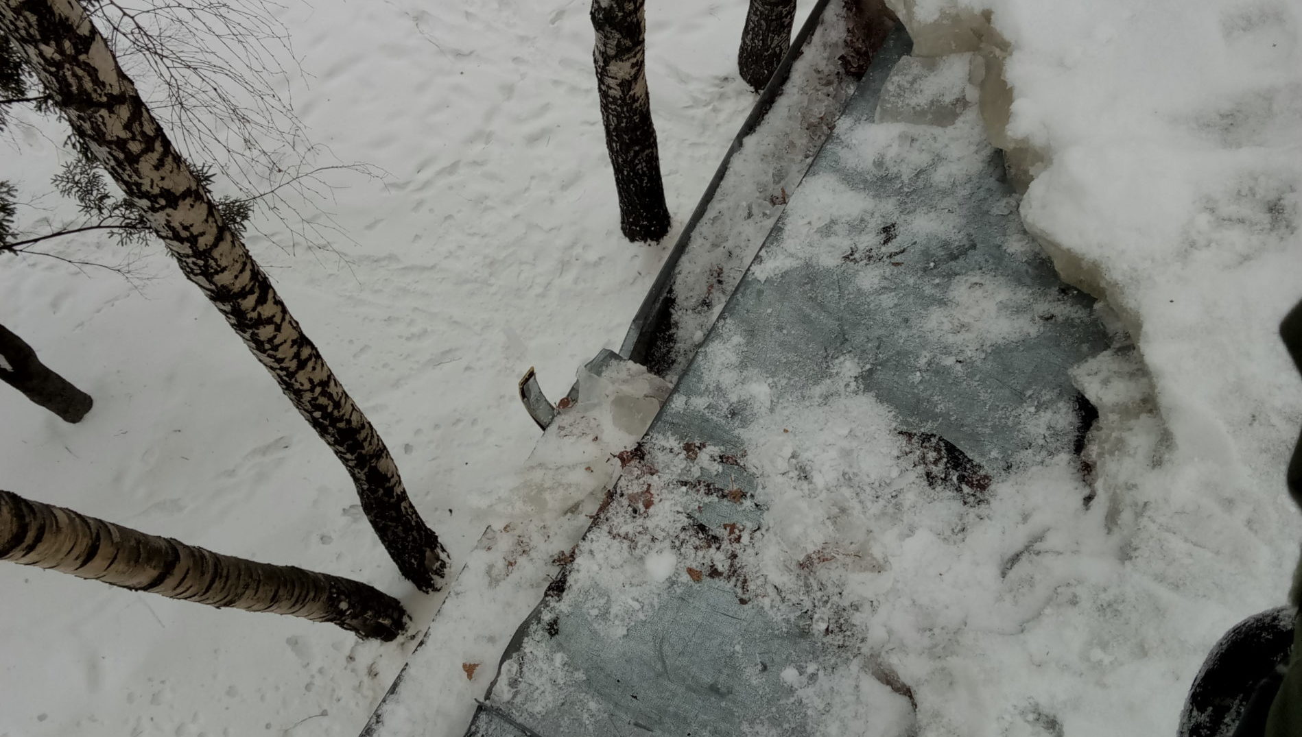 Очистка водосточных желобов от снега и наледи